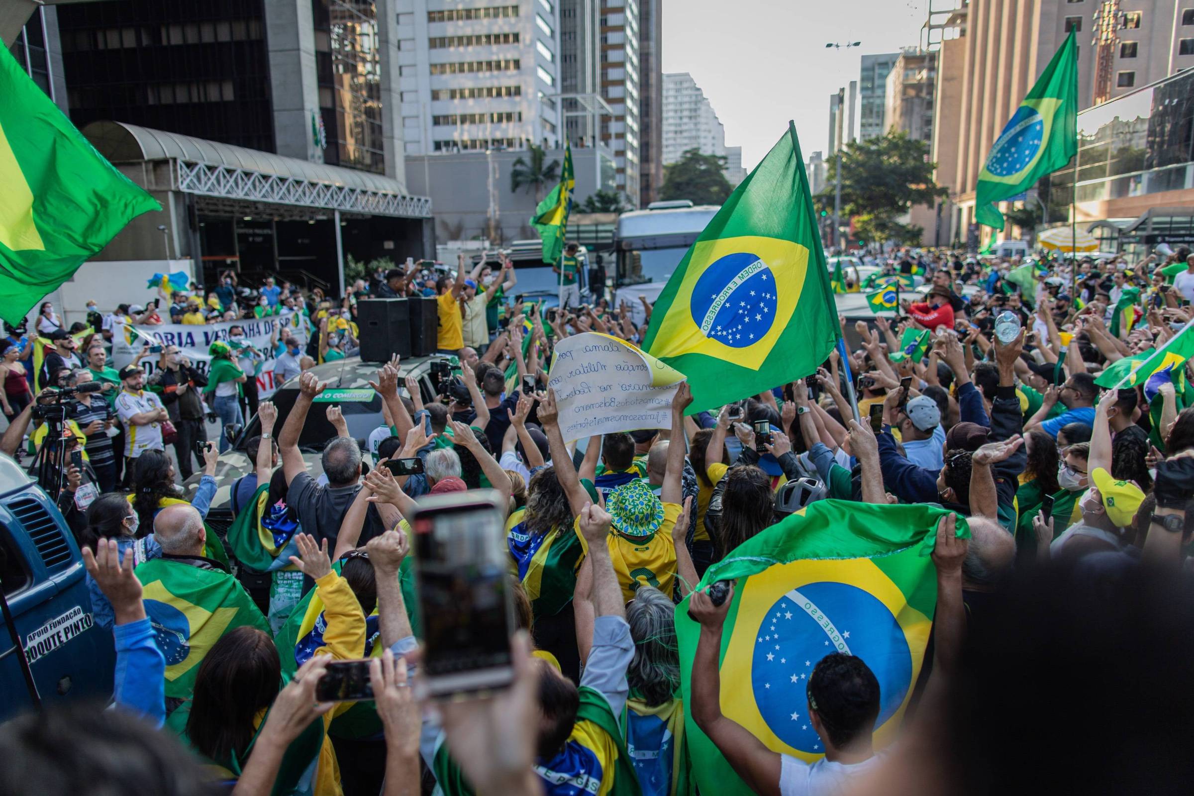 Os perigos do Bitcoin à democracia brasileira