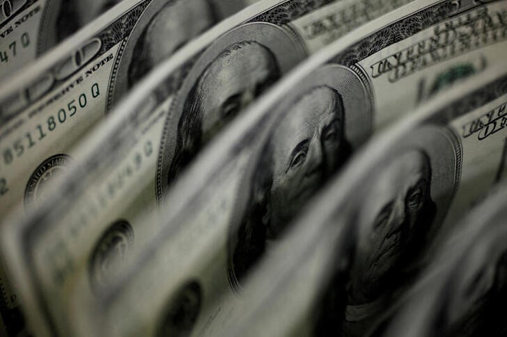 Dólar salta 1,5% com boatos de Mercadante no comando de estatais e cautela pré-Fed￼